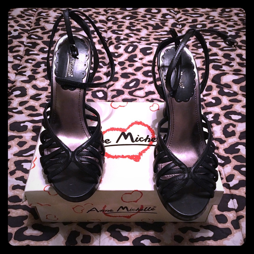 Peep toe pumps